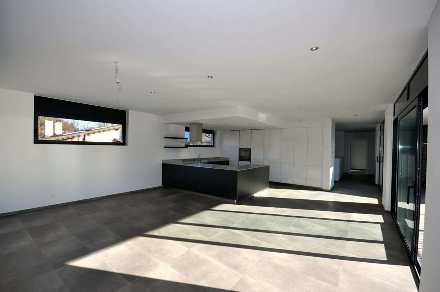 Spacious 4.5-Room Apartment - Photo 12 of 18