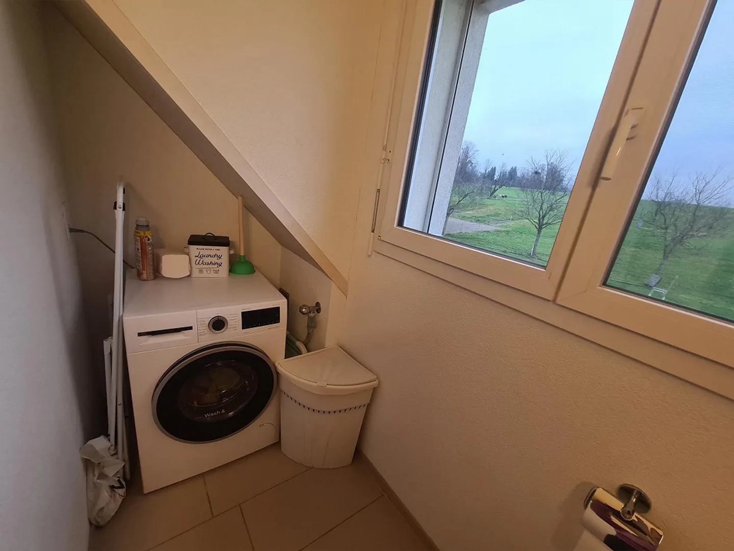 Moderno appartamento attico di 2,5 stanze in una posizione tranquilla a Hauptikon - Foto 8 di 10