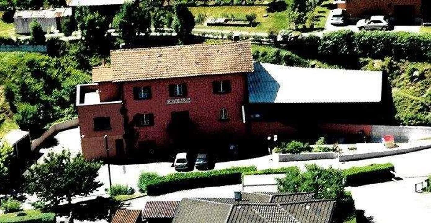 NOVAZZANO: Large building with former restaurant, 4.5 rooms and 30 parking spaces - Photo 3 of 13