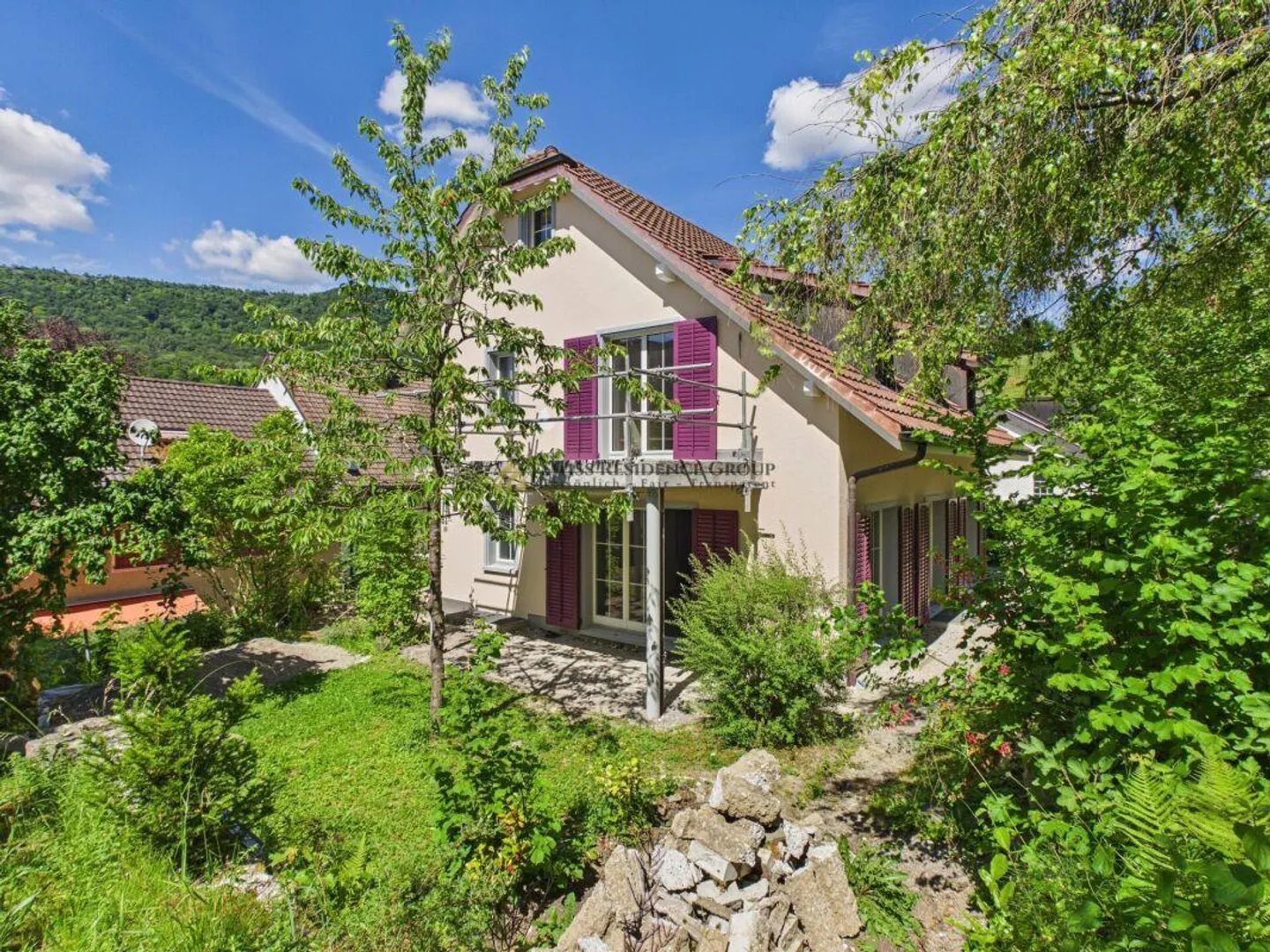 Spacious 6.5-room single-family house with dream garden in Wettingen - Photo 1 of 21