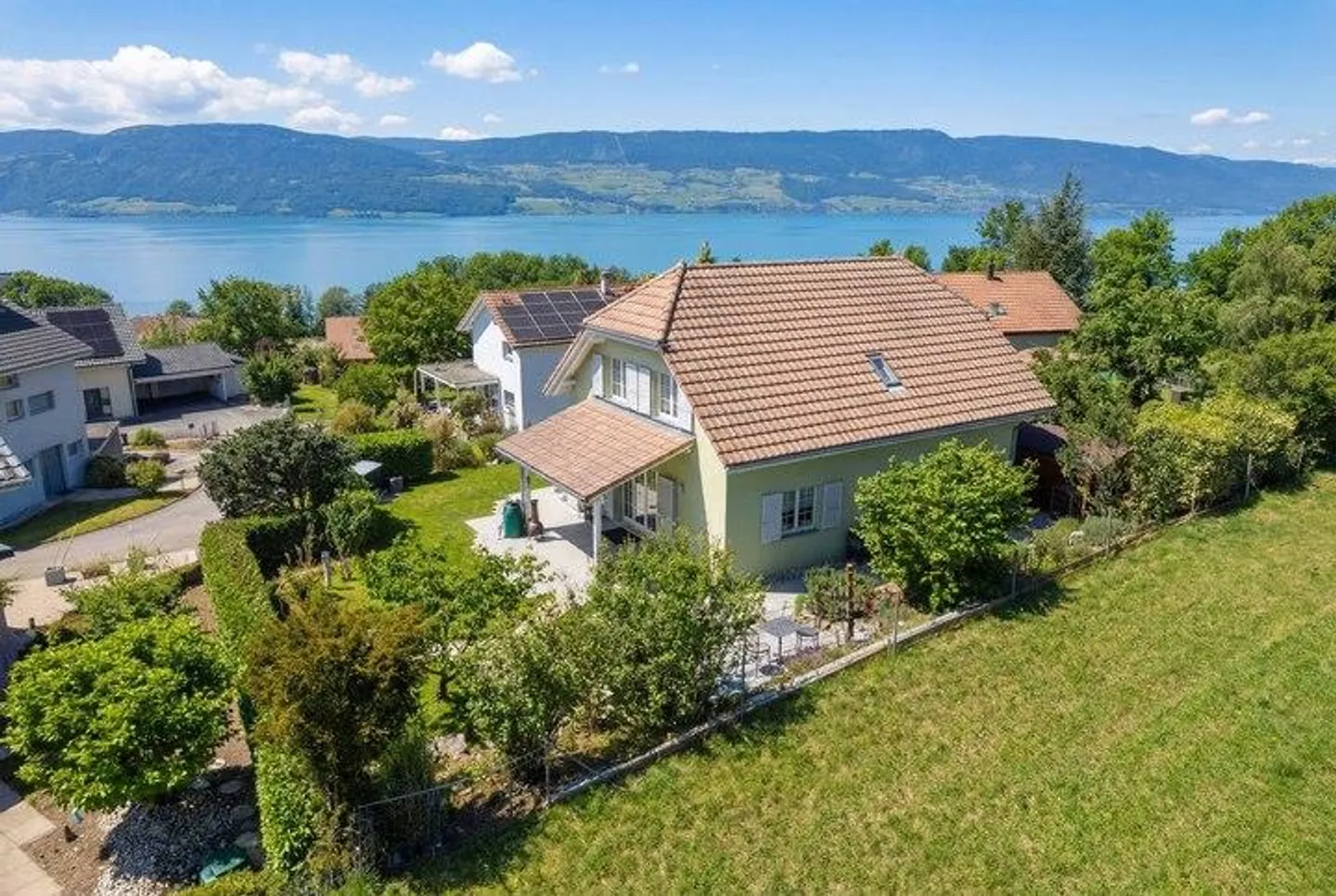 Villa di campagna indipendente con vista sul lago di Neuchâtel - Foto 1 di 8