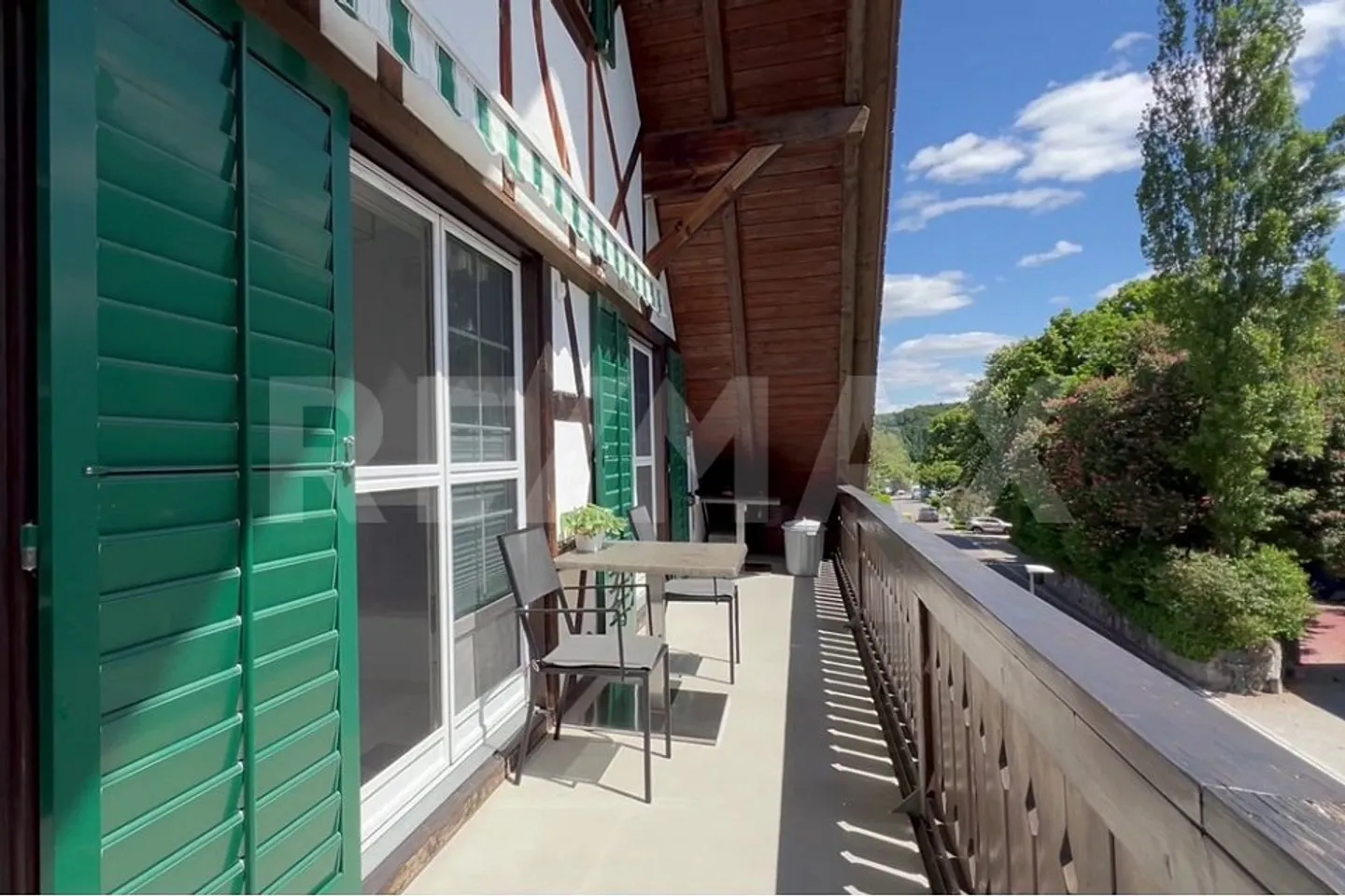 Wohnen wie in den Ferien  Lichtdurchflutete Maisonette-Wohnung am Naturschutzgebiet Neeracherried - Foto 1 von 13