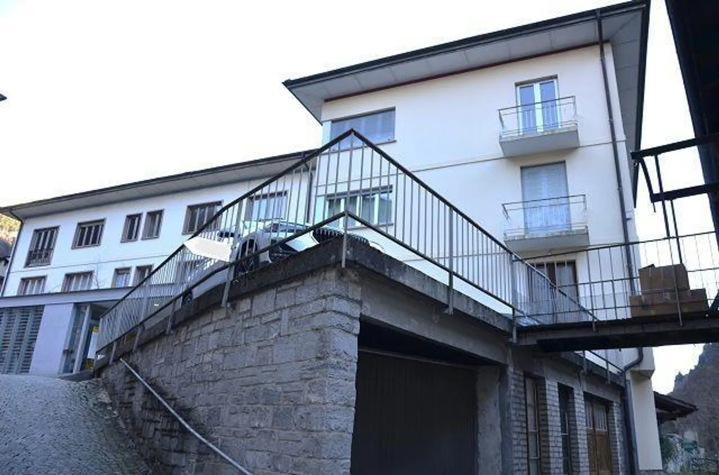 2 appartamenti di 4,5 loc. con 2 uffici, garage/magazzino, 2 posteg... - Foto 1 di 34