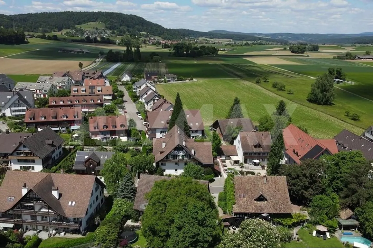 Wohnen wie in den Ferien  Lichtdurchflutete Maisonette-Wohnung am Naturschutzgebiet Neeracherried - Foto 2 von 13