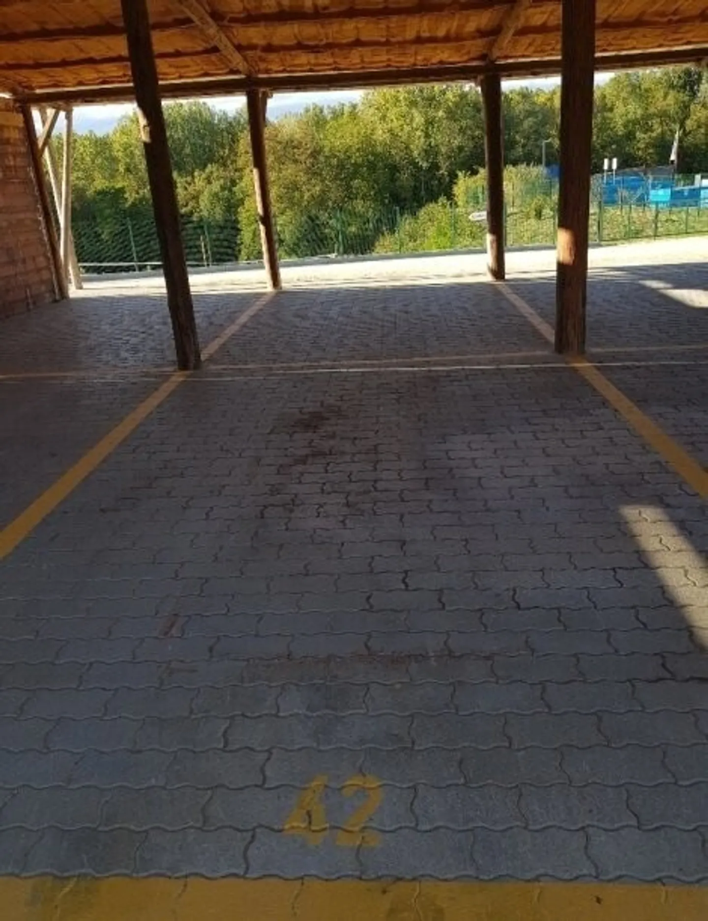 Überdachter Parkplatz - Foto 1 von 1
