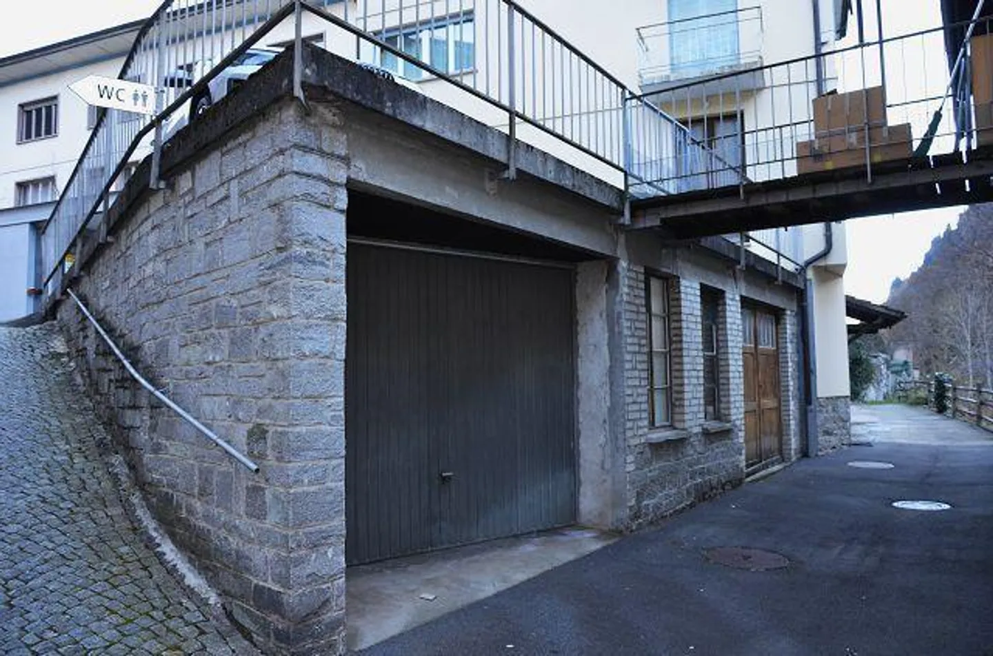 2 appartamenti di 4,5 loc. con 2 uffici, garage/magazzino, 2 posteg... - Foto 19 di 34