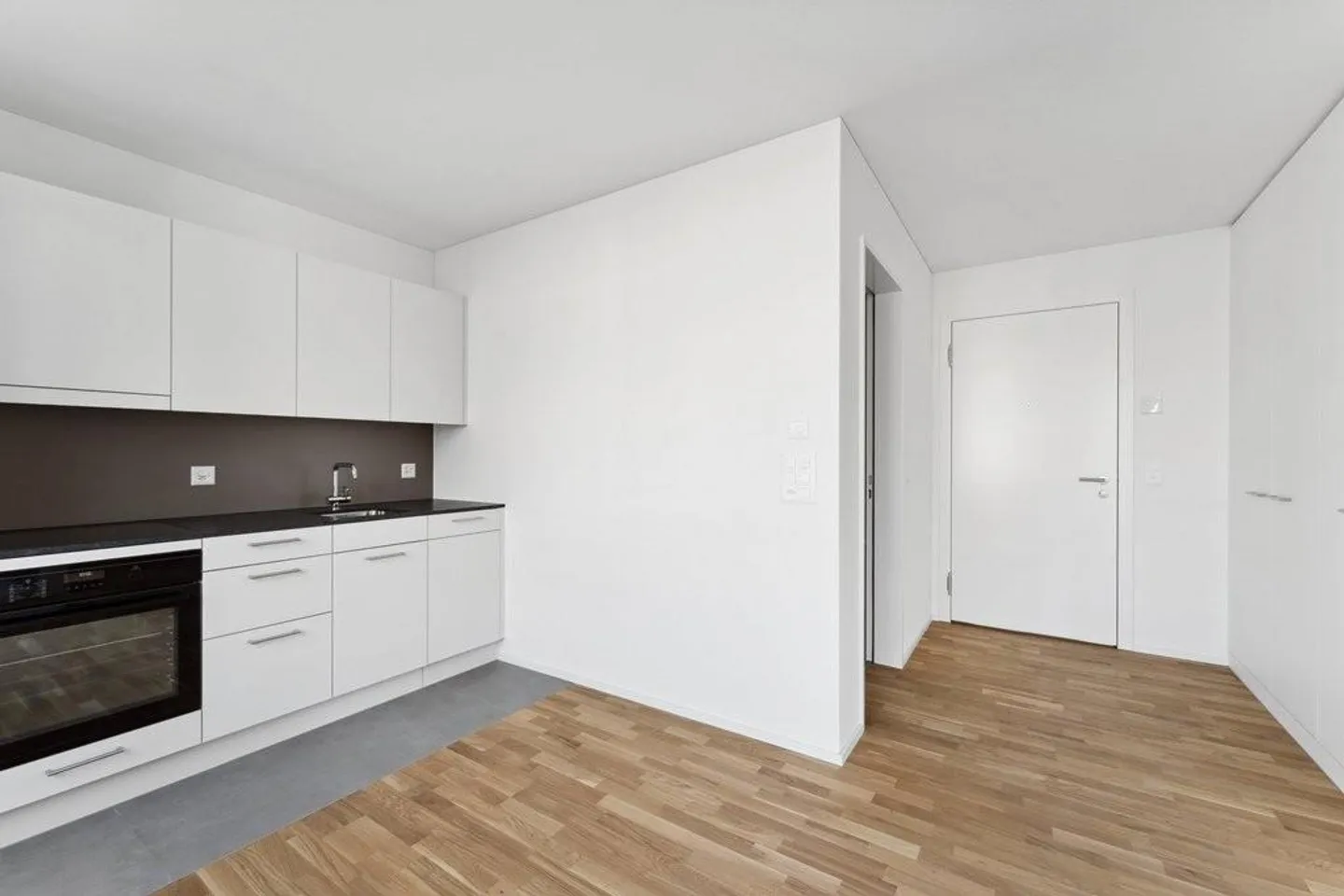 Stylish living in a central location - Photo 3 of 7