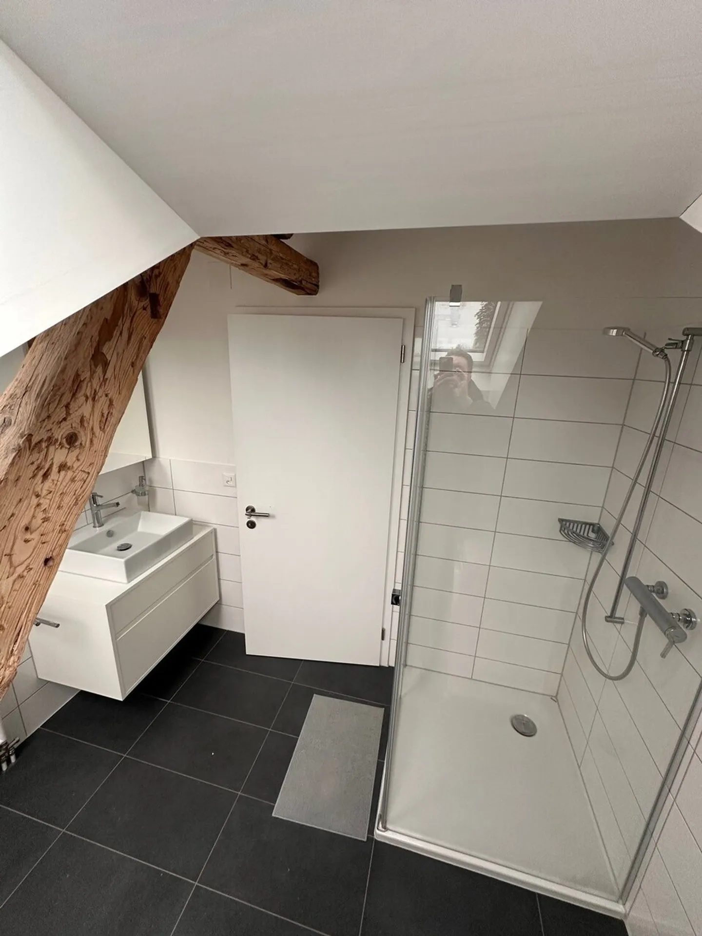 Appartement moderne 2.5 pièces dans les combles avec balcon - Photo 2 sur 10