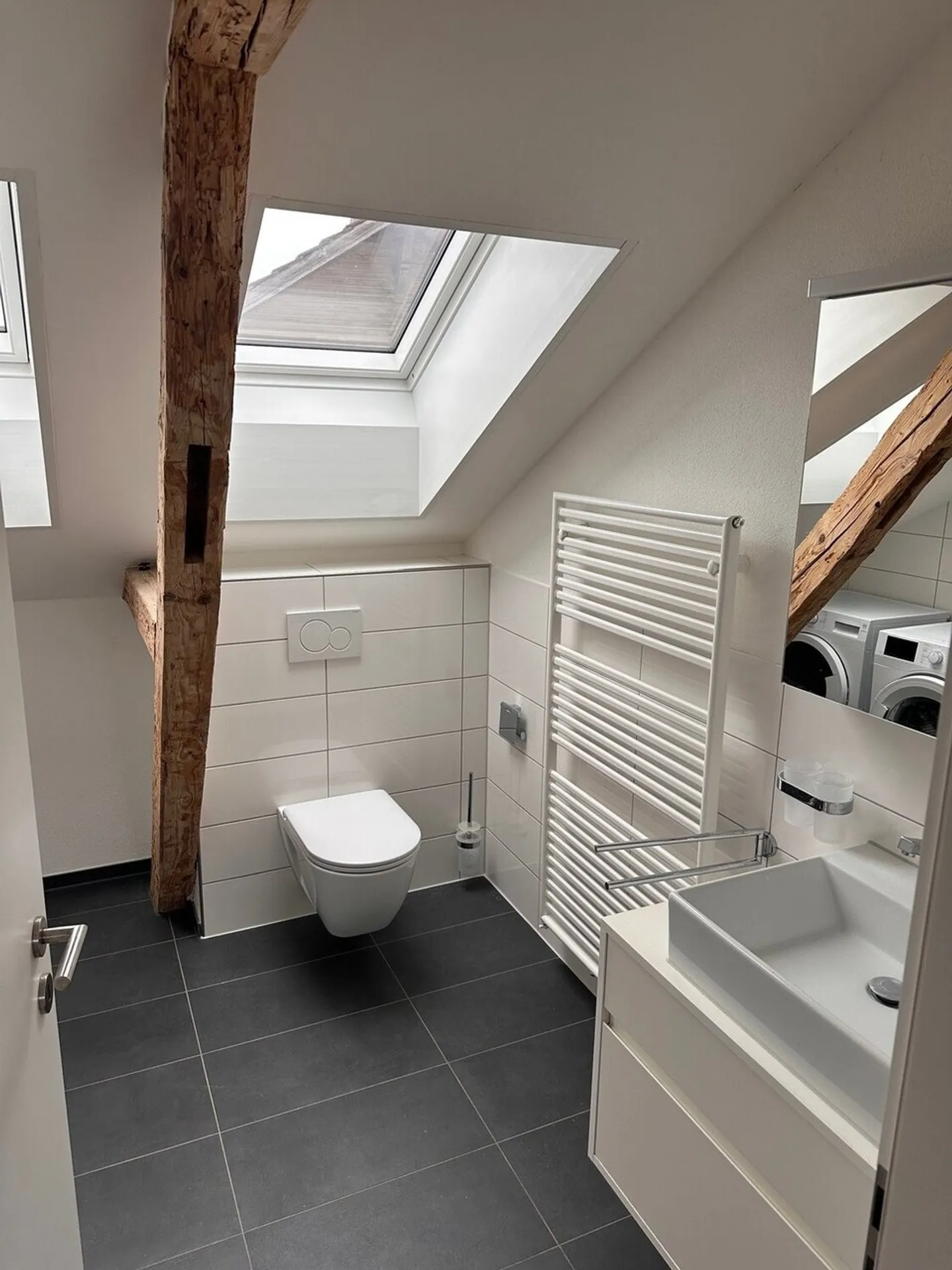 Appartement moderne 2.5 pièces dans les combles avec balcon - Photo 3 sur 10