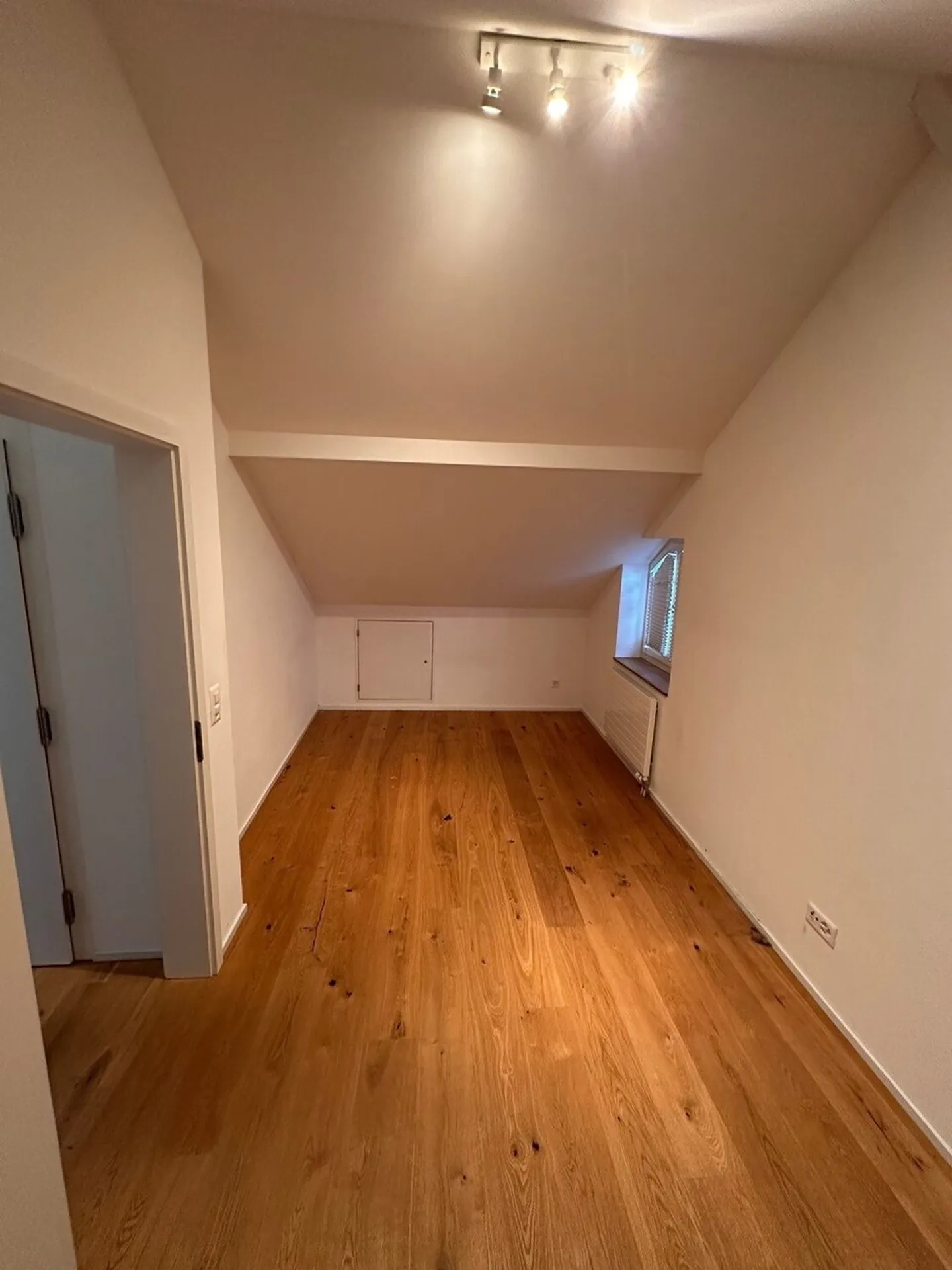Appartement moderne 2.5 pièces dans les combles avec balcon - Photo 8 sur 10