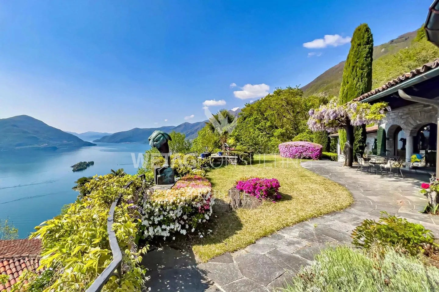 Villa mediterranea da ristrutturare in posizione privilegiata con vista lago a 180° in R... - Foto 1 di 10