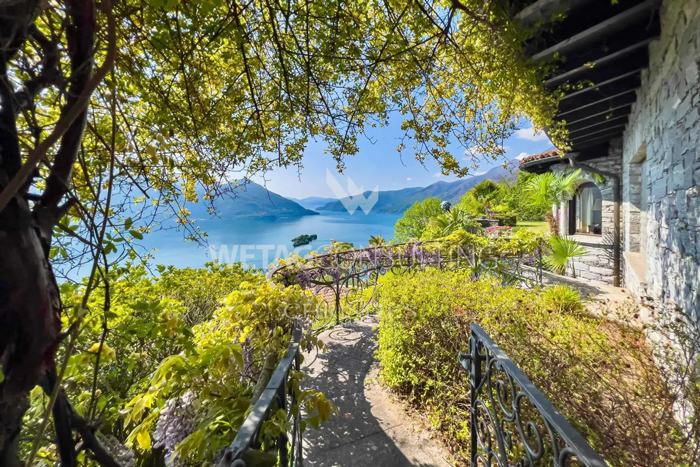 Villa mediterranea da ristrutturare in posizione privilegiata con vista lago a 180° in R... - Foto 2 di 10