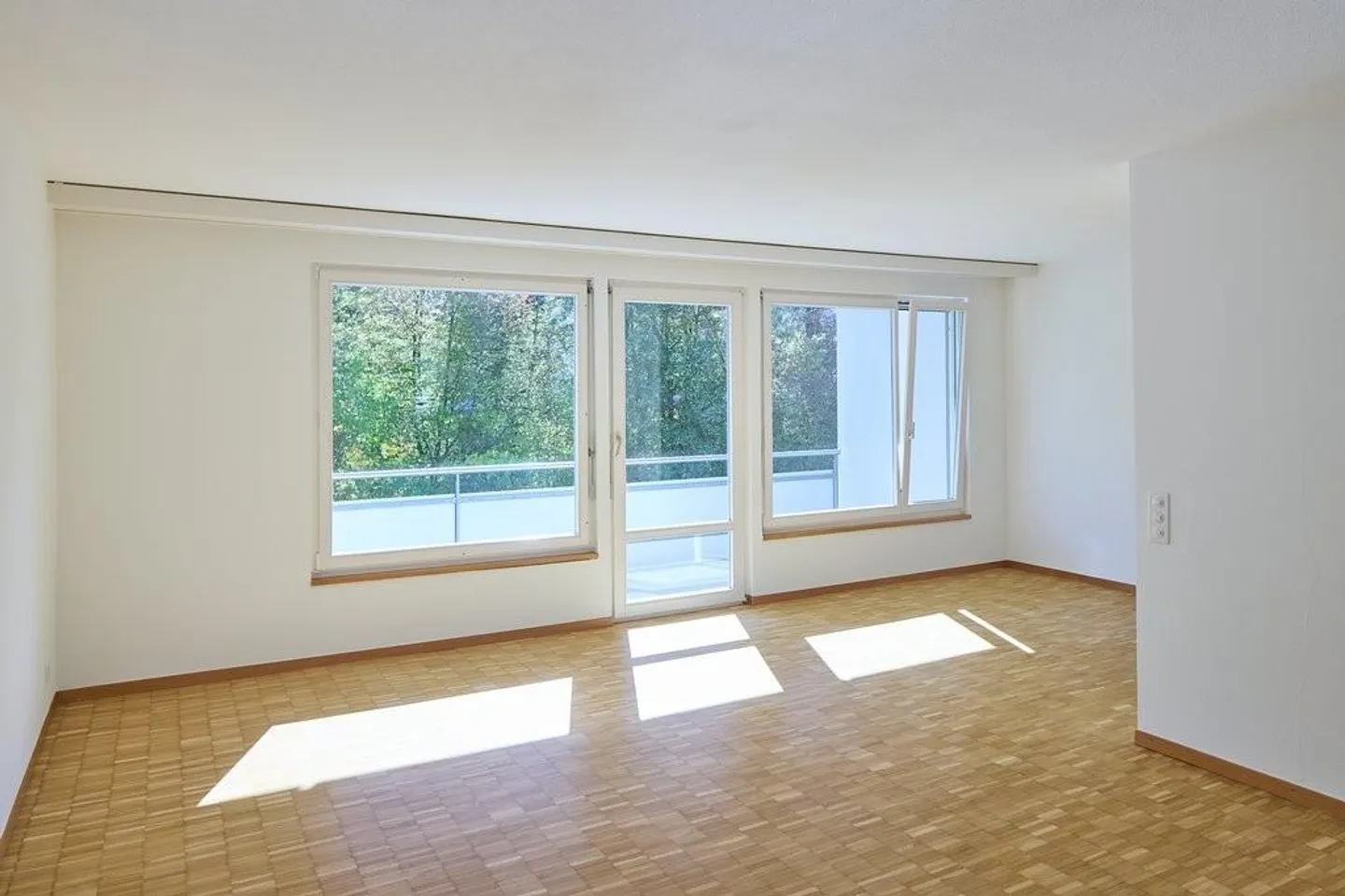 AUTUMN PROMOTION: 1st NET RENT FREE! - Photo 2 of 10