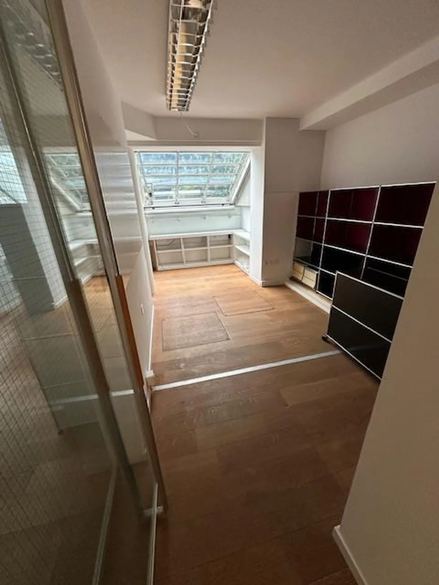 107 m2 commercial space with 3 furnished rooms for rent in the Elfenau district - Photo 3 of 5