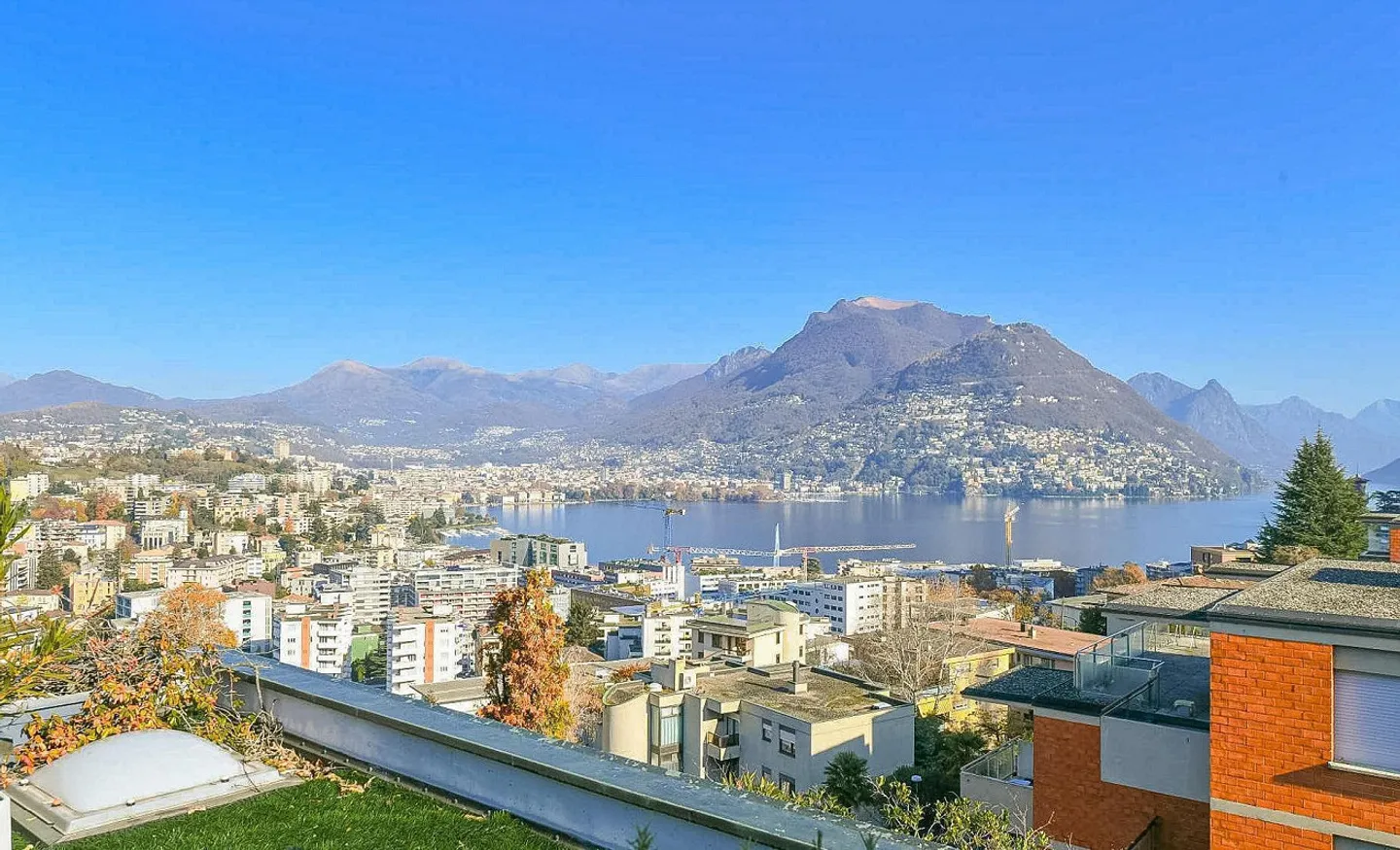Attico con vista lago a Paradiso, disponibile anche come seconda casa - Foto 1 di 7