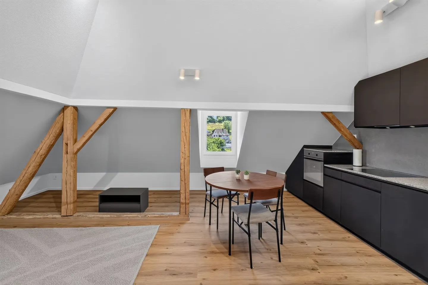 Appartement mansardé meublé dans un endroit calme et ensoleillé - Photo 1 sur 12