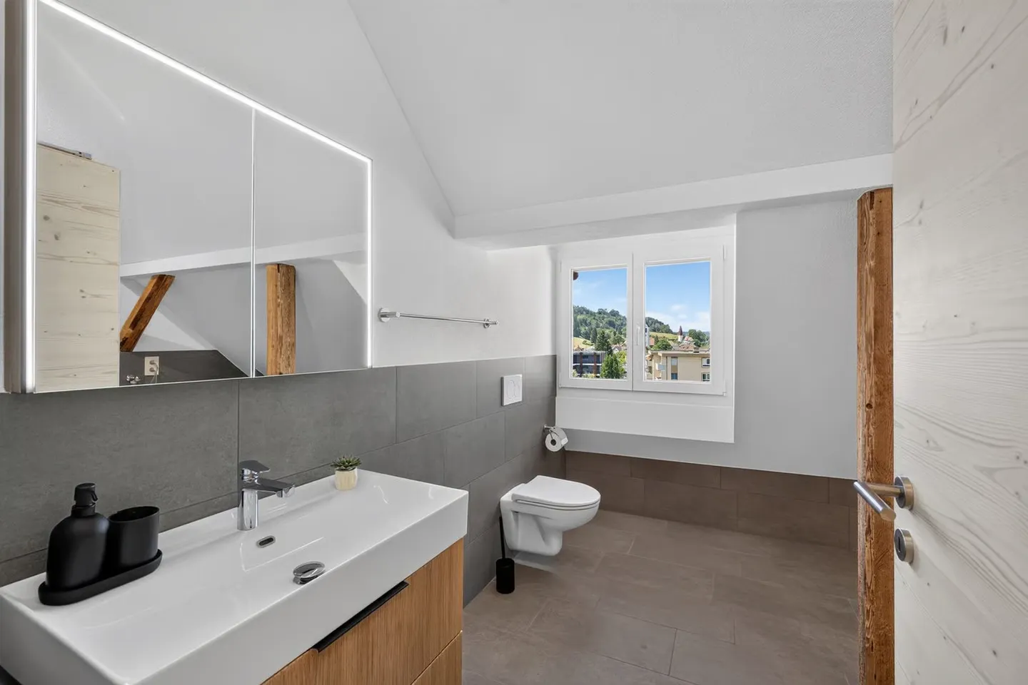 Appartement mansardé meublé dans un endroit calme et ensoleillé - Photo 8 sur 12