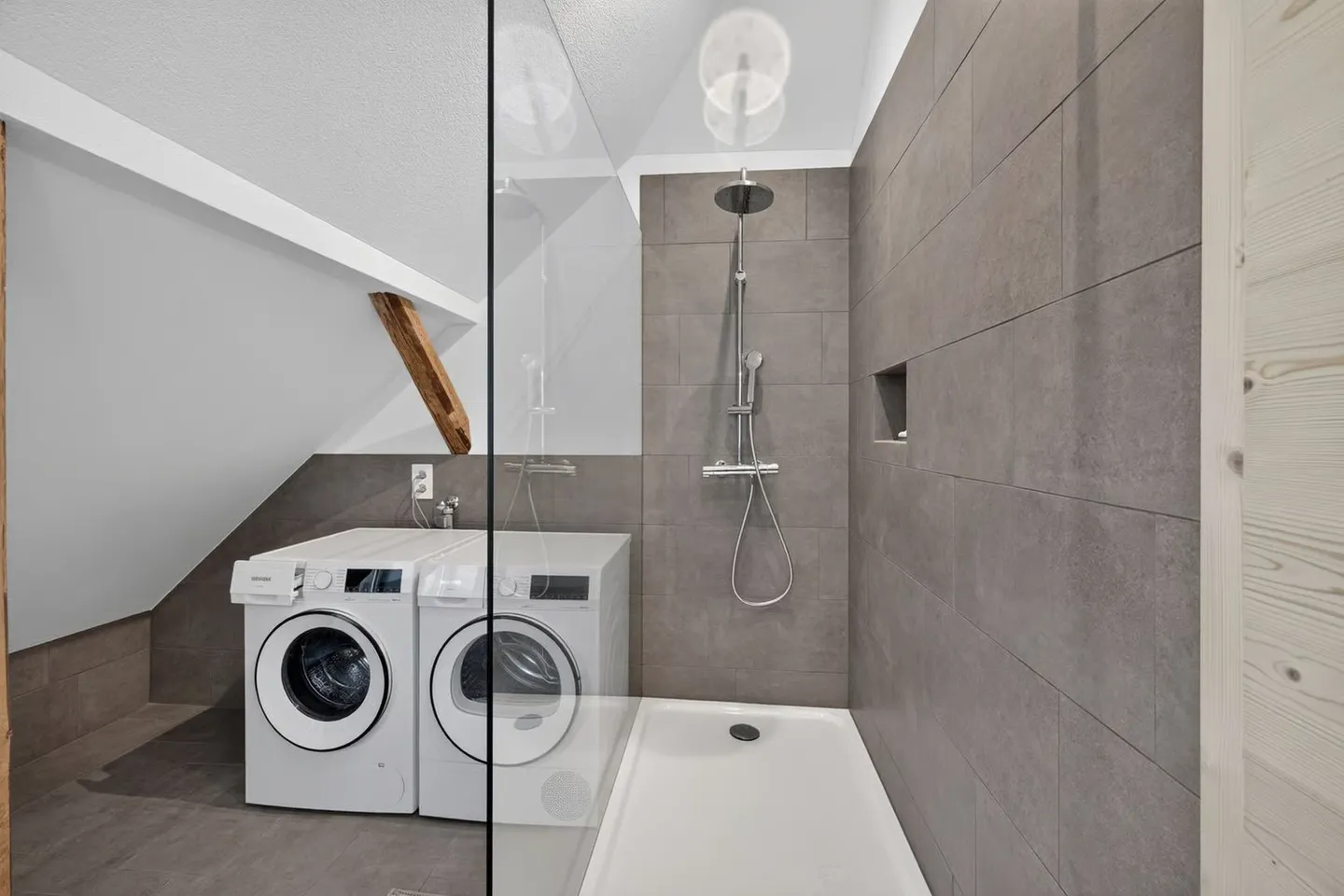 Appartement mansardé meublé dans un endroit calme et ensoleillé - Photo 9 sur 12