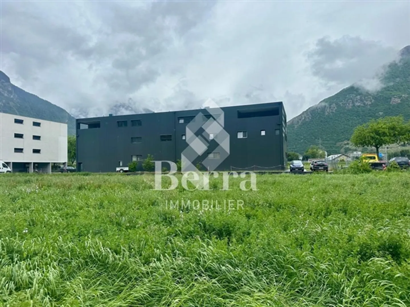 Box hall with sectional door - Photo 3 of 7