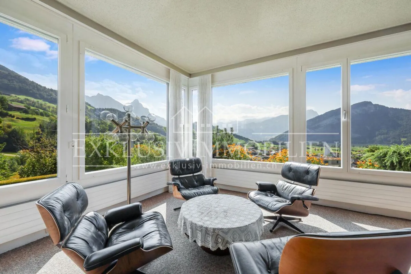 Bauhaus Villa mit Atemberaubender Aussicht - Foto 2 von 6