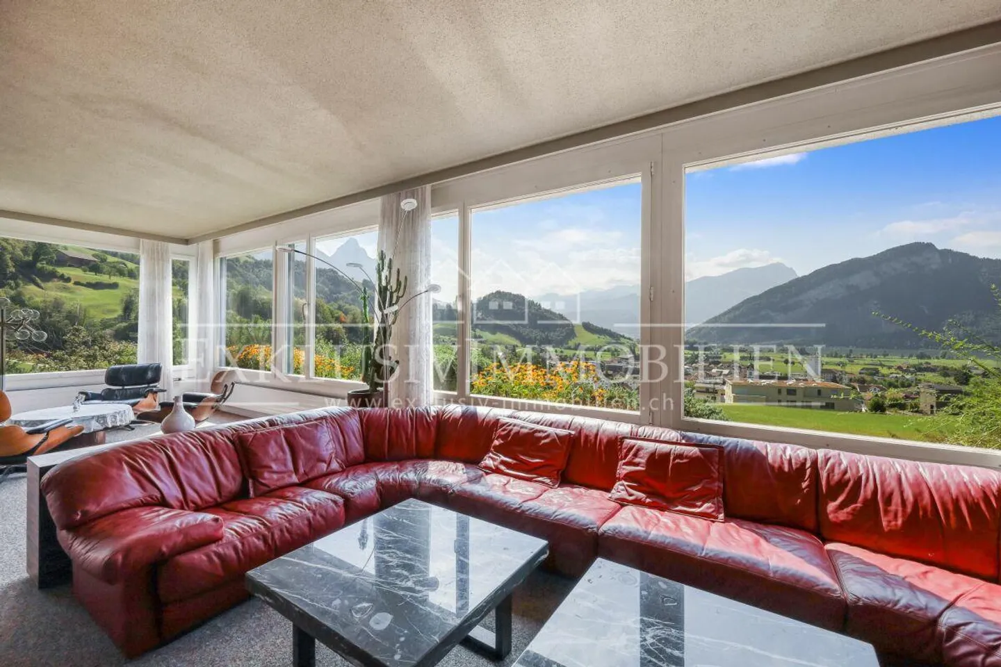 Bauhaus Villa mit Atemberaubender Aussicht - Foto 3 von 6