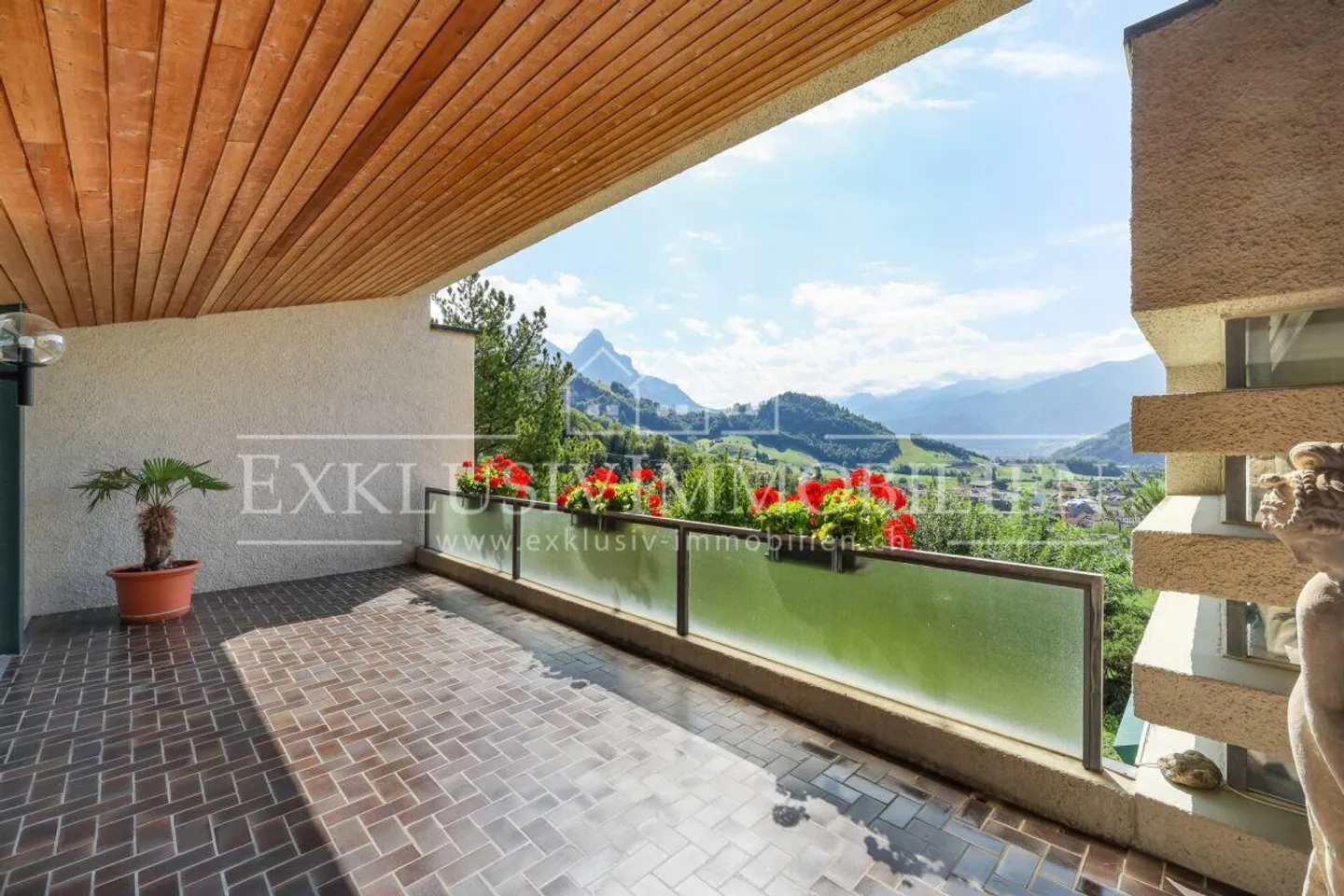 Bauhaus Villa mit Atemberaubender Aussicht - Foto 4 von 6