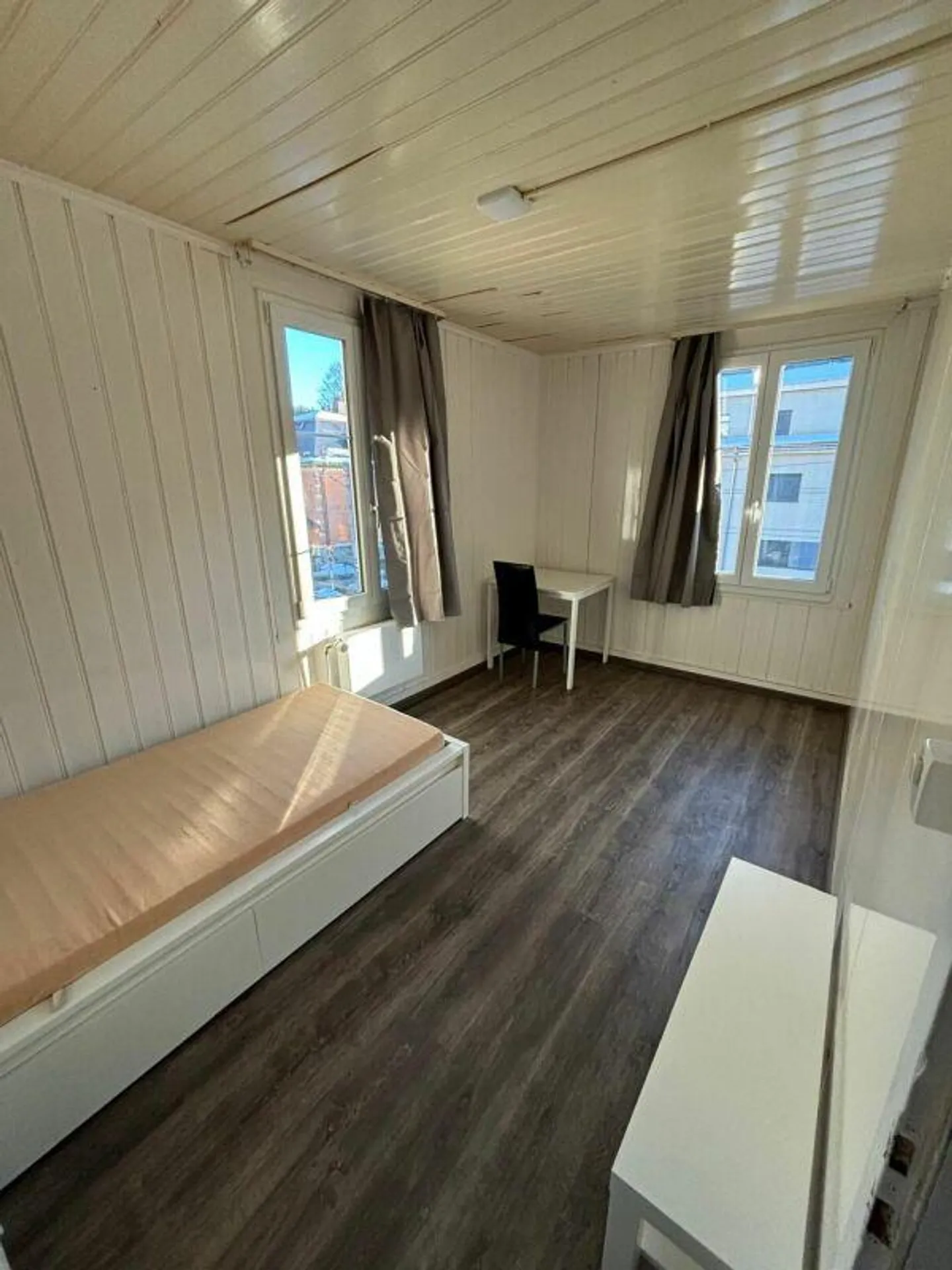 Furnished room with shared bathroom for rent - Photo 2 of 7