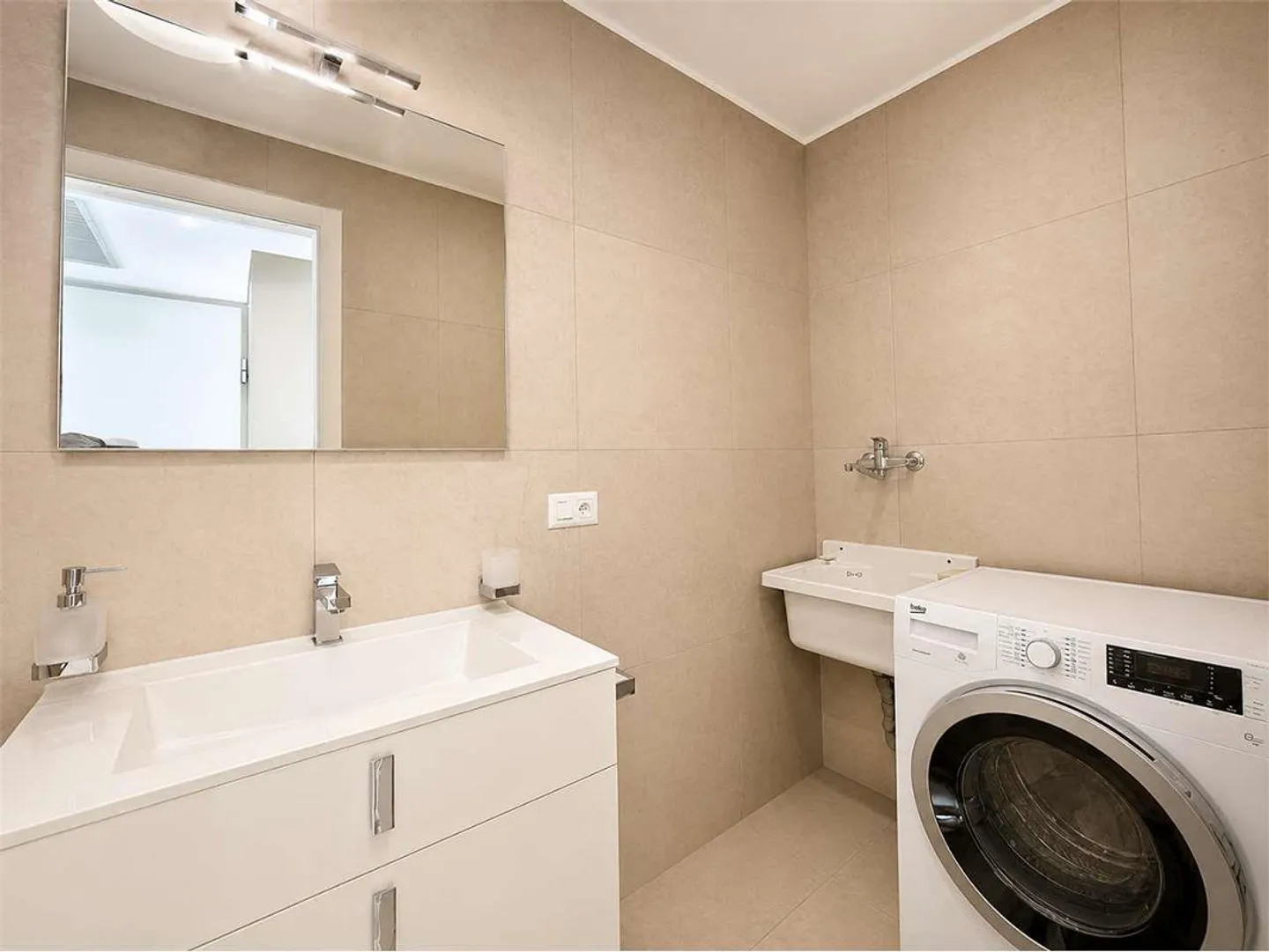 Luxury apartment, 4.5 rooms with large private garden in Pregas - Photo 7 of 9