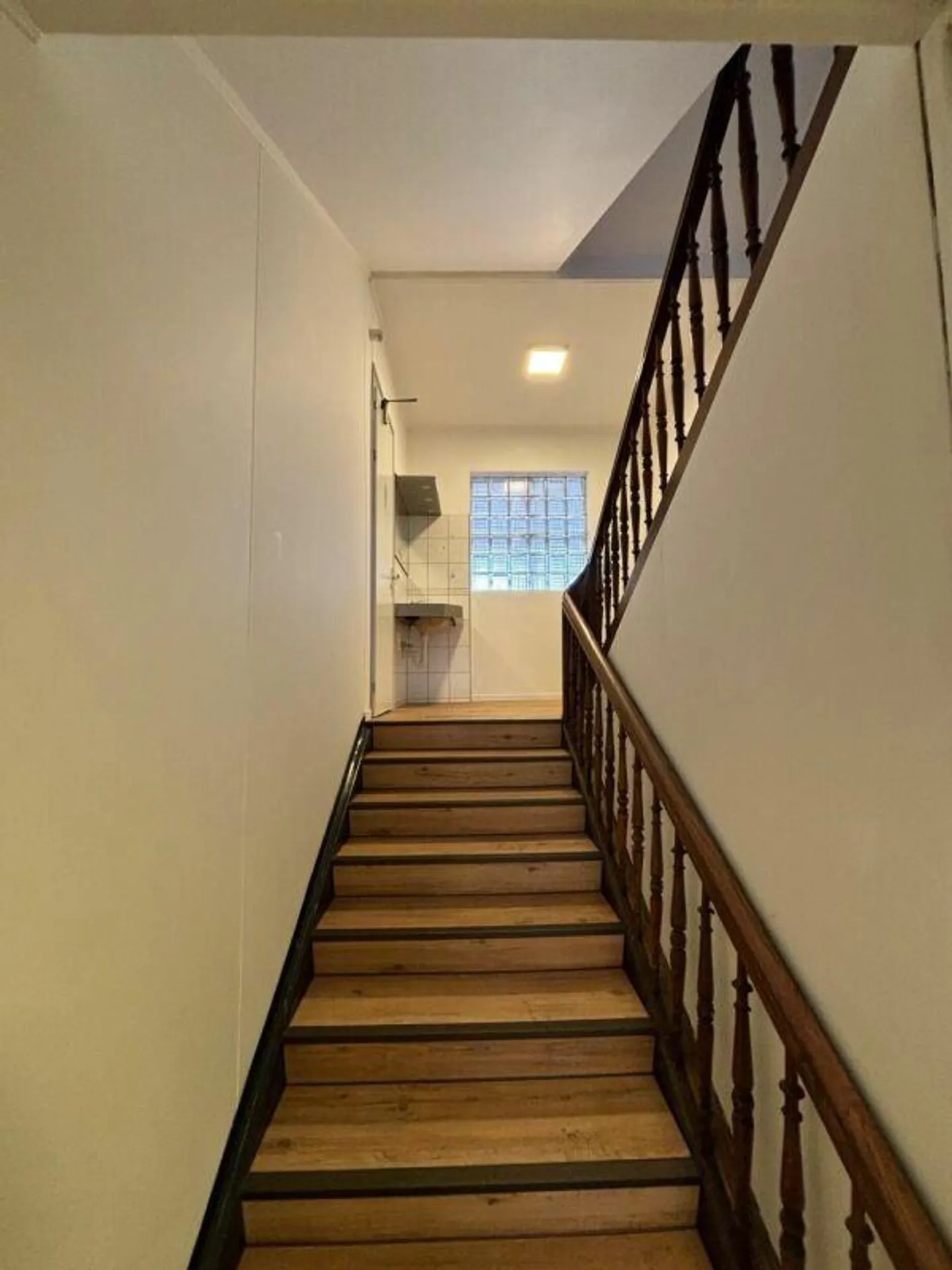 Furnished room with shared bathroom for rent - Photo 6 of 7