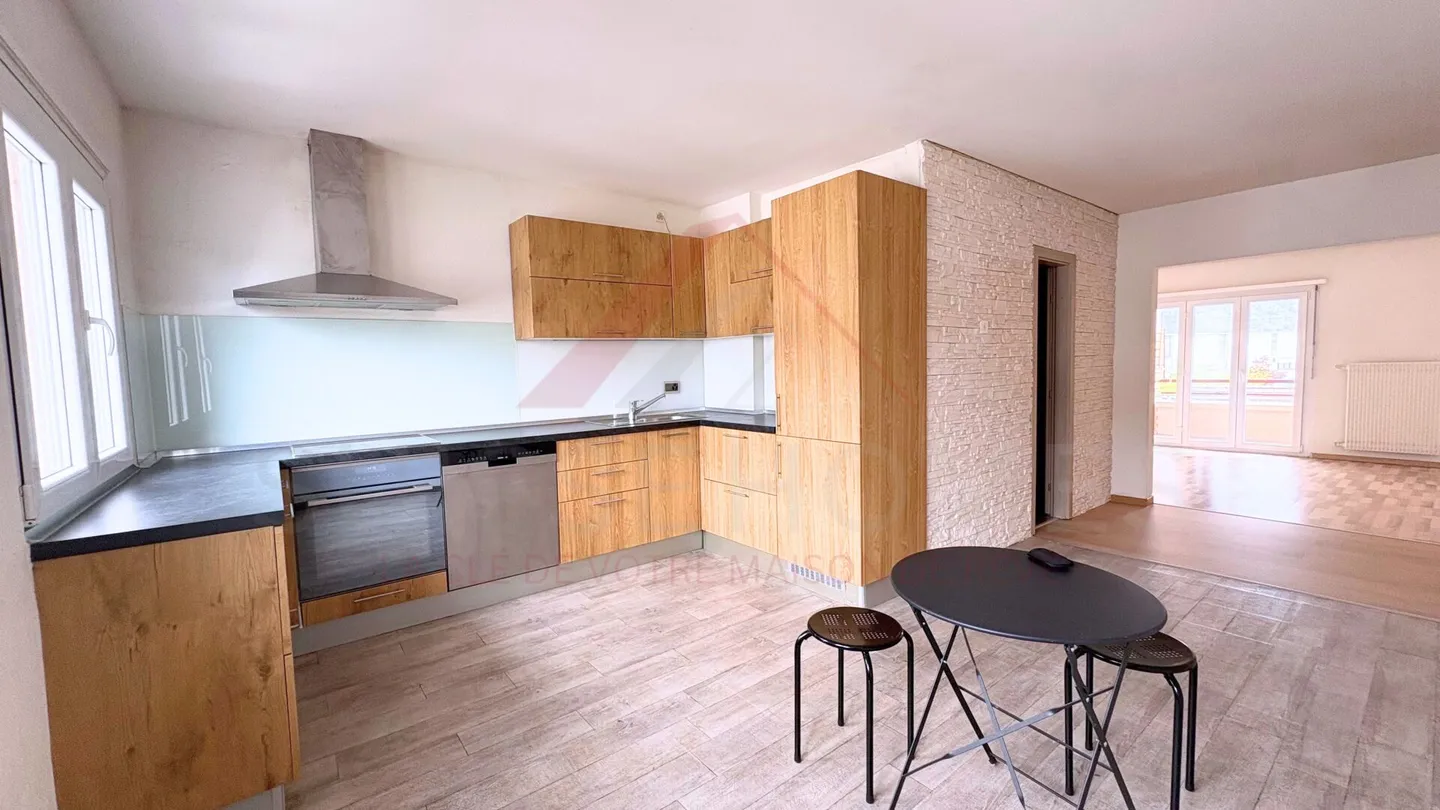 Villeneuve - 4,5-Zimmer-Wohnung mit Panoramabalkon nach Süden - Foto 4 von 12
