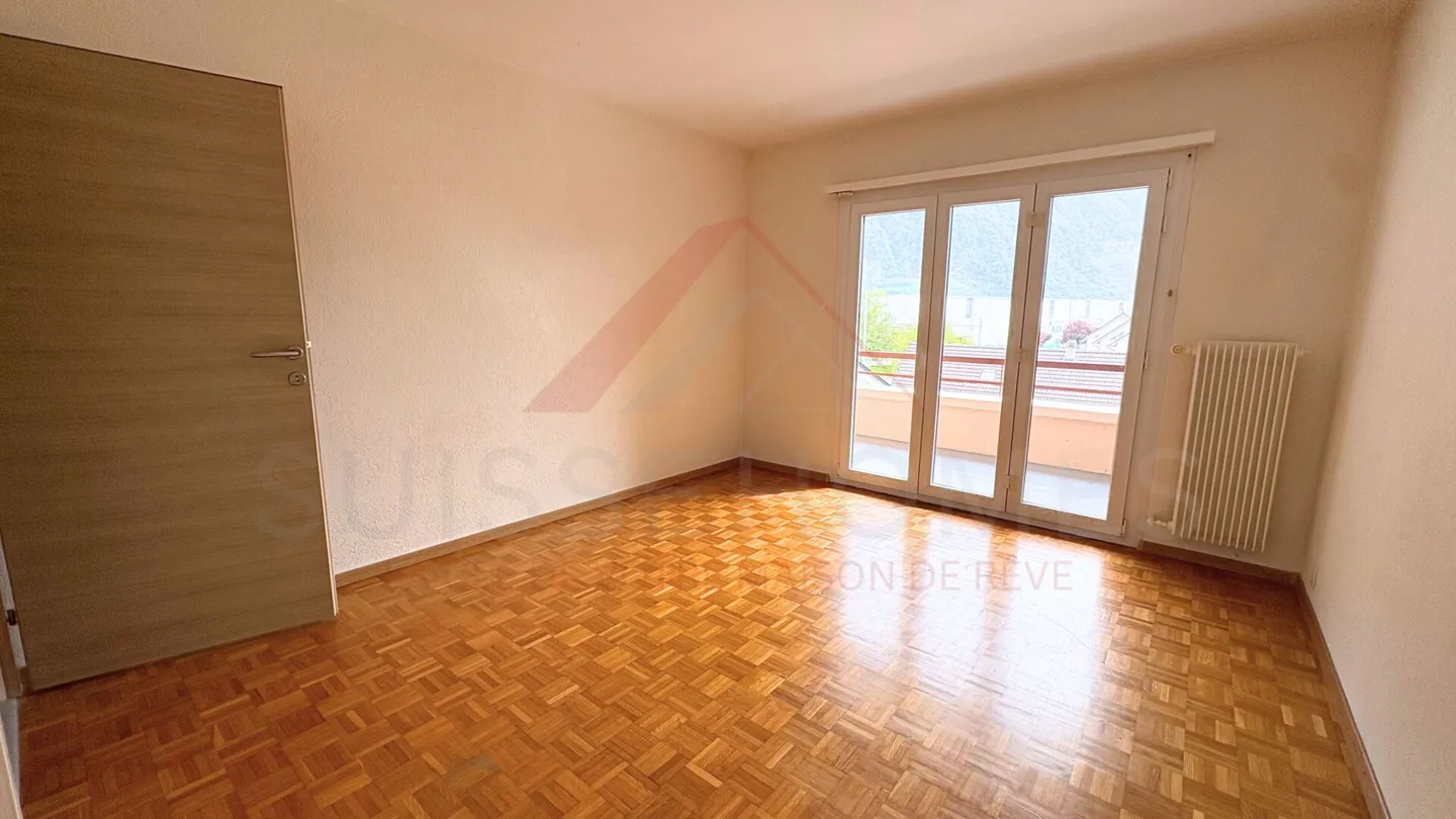 Villeneuve - 4,5-Zimmer-Wohnung mit Panoramabalkon nach Süden - Foto 10 von 12