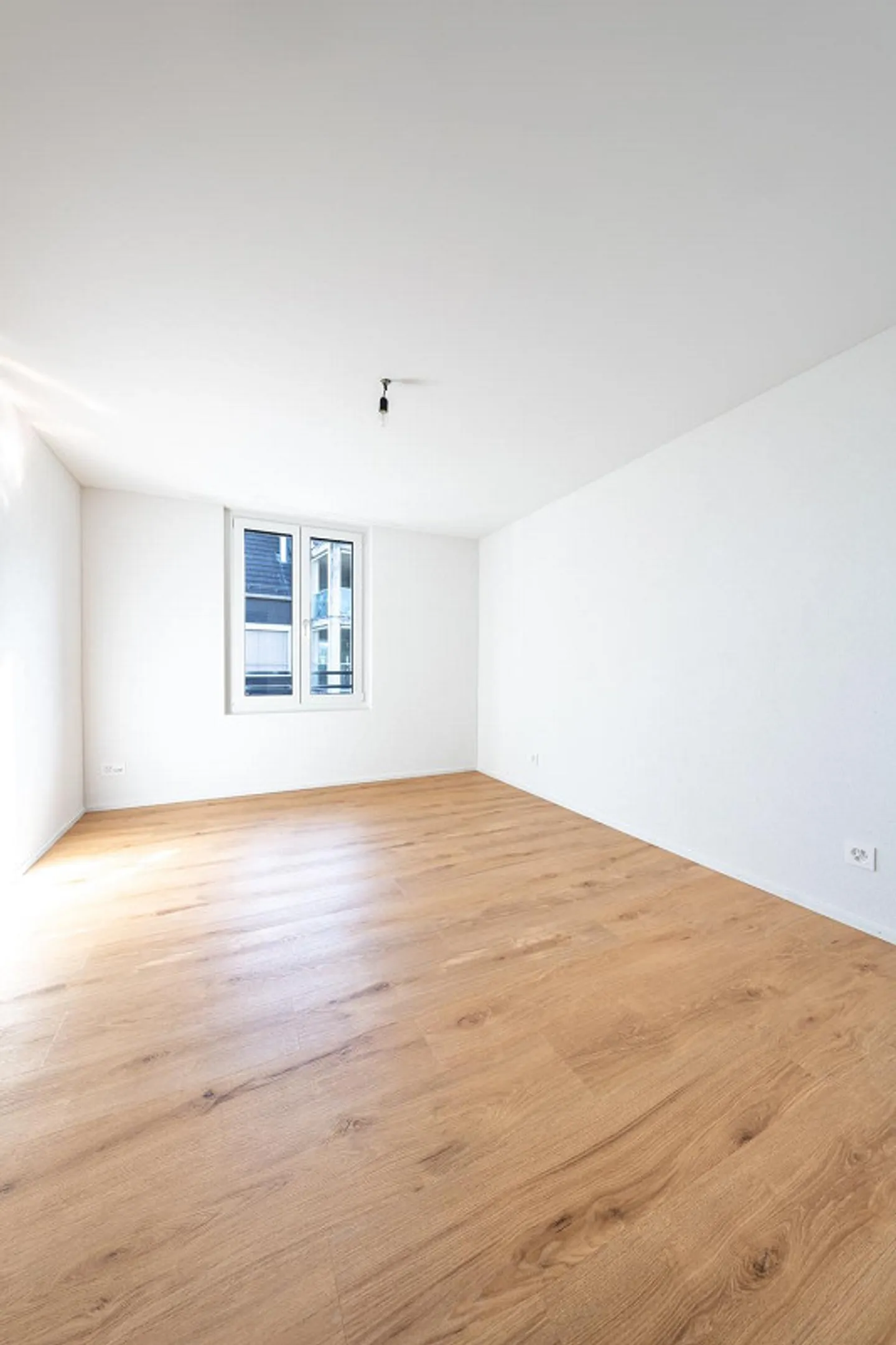 3.5-Room Apartment - Sunny, Spacious and with a View - Photo 5 of 13