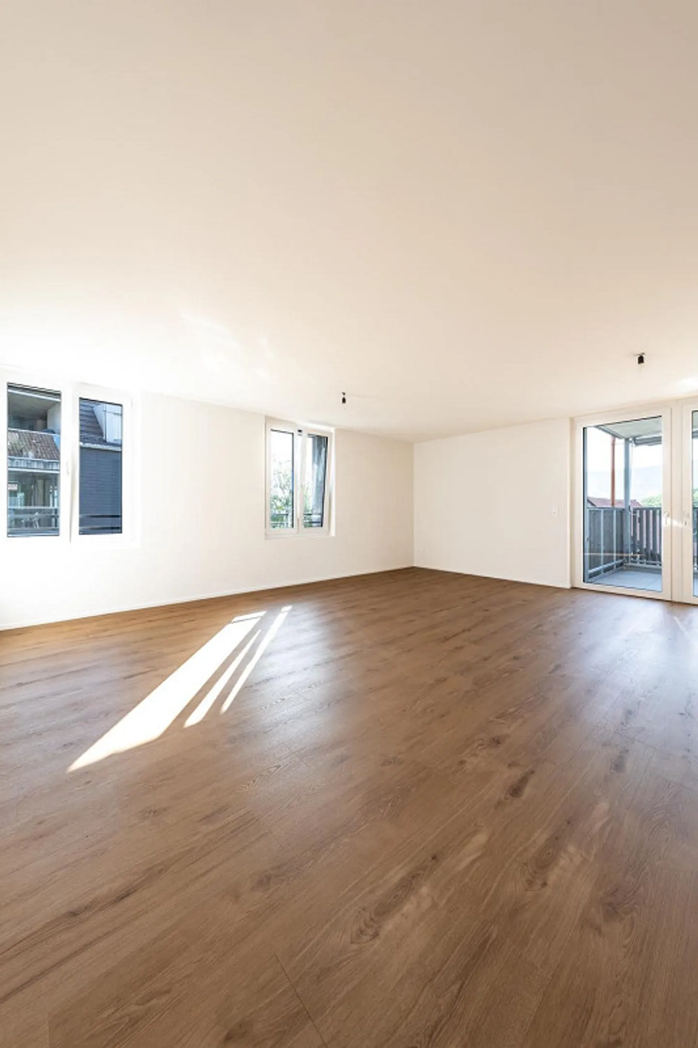 3.5-Room Apartment - Sunny, Spacious and with a View - Photo 8 of 13