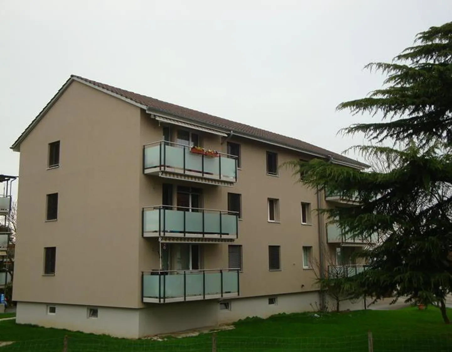 Appartamento 4 locali ben tenuto nel verde con vista lago - Foto 1 di 9