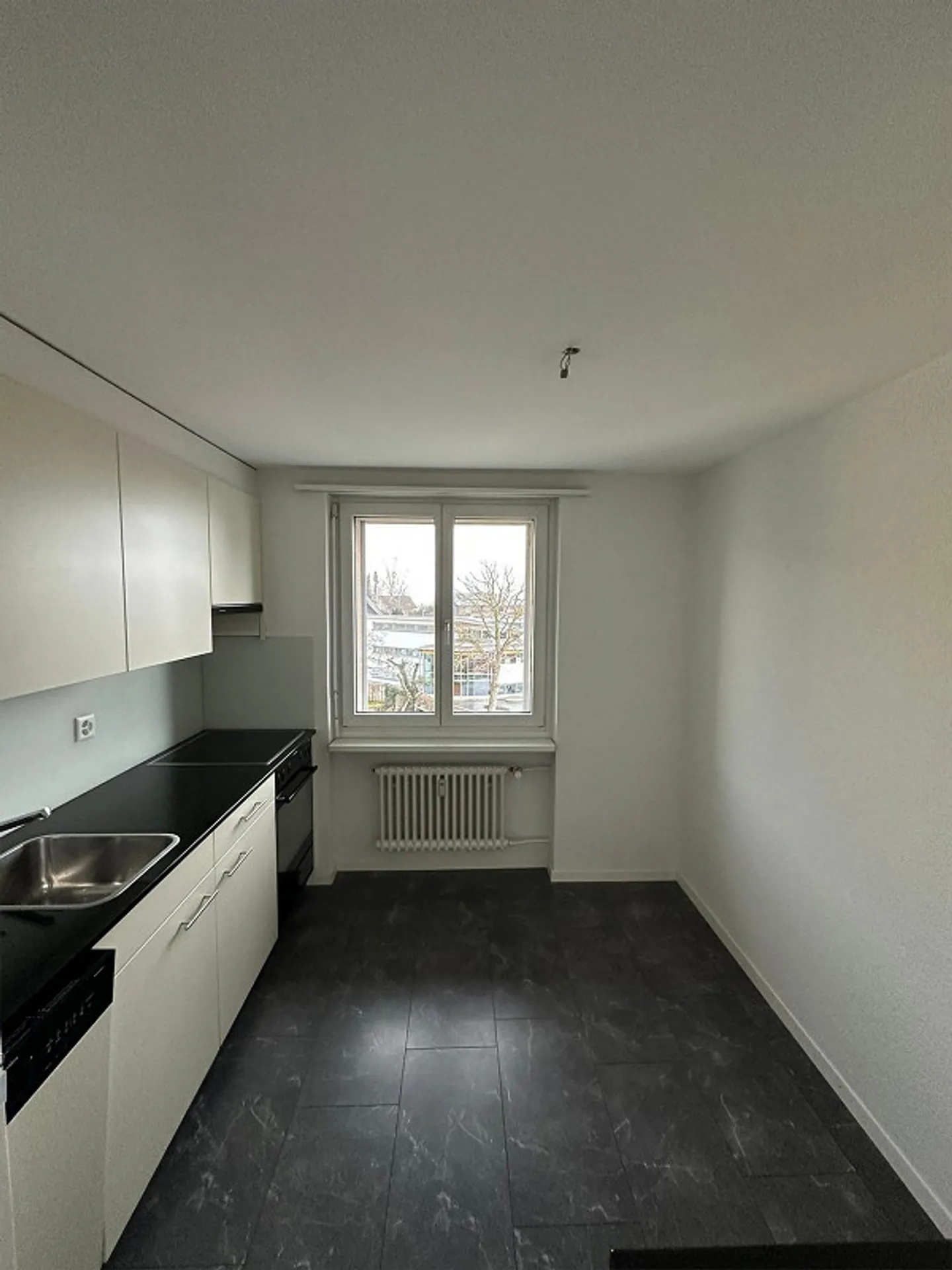 Appartamento 4 locali ben tenuto nel verde con vista lago - Foto 2 di 9