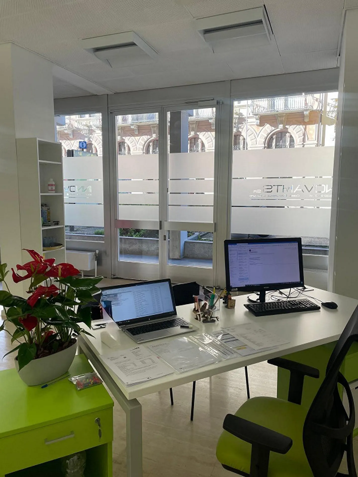 Chiasso - Luminoso Ufficio al Piano Terra con vetrine - Foto 2 di 3