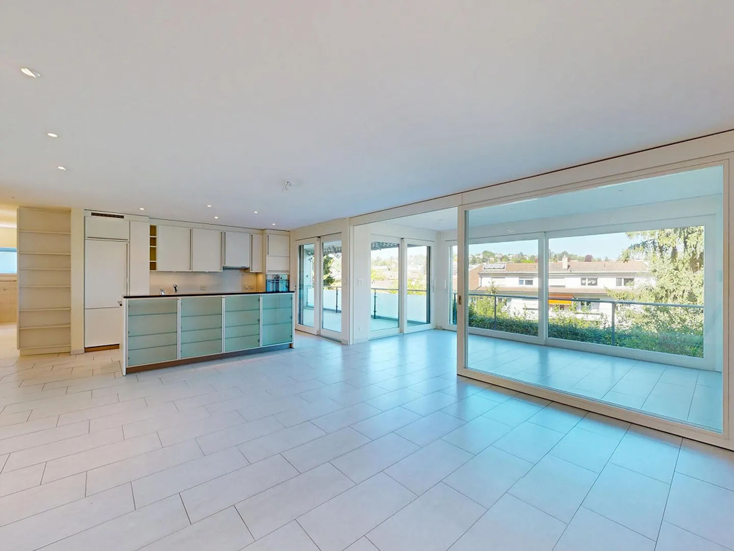 Appartement élégant de 4,5 pièces avec jardin d'hiver et vue panoramique sur la verdure - Photo 1 sur 12
