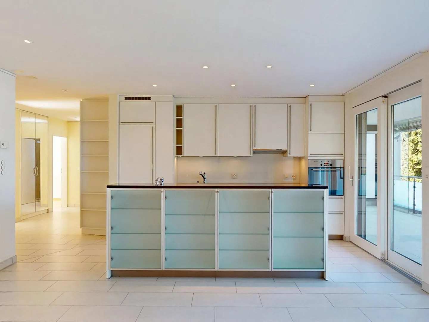 Appartement élégant de 4,5 pièces avec jardin d'hiver et vue panoramique sur la verdure - Photo 3 sur 12