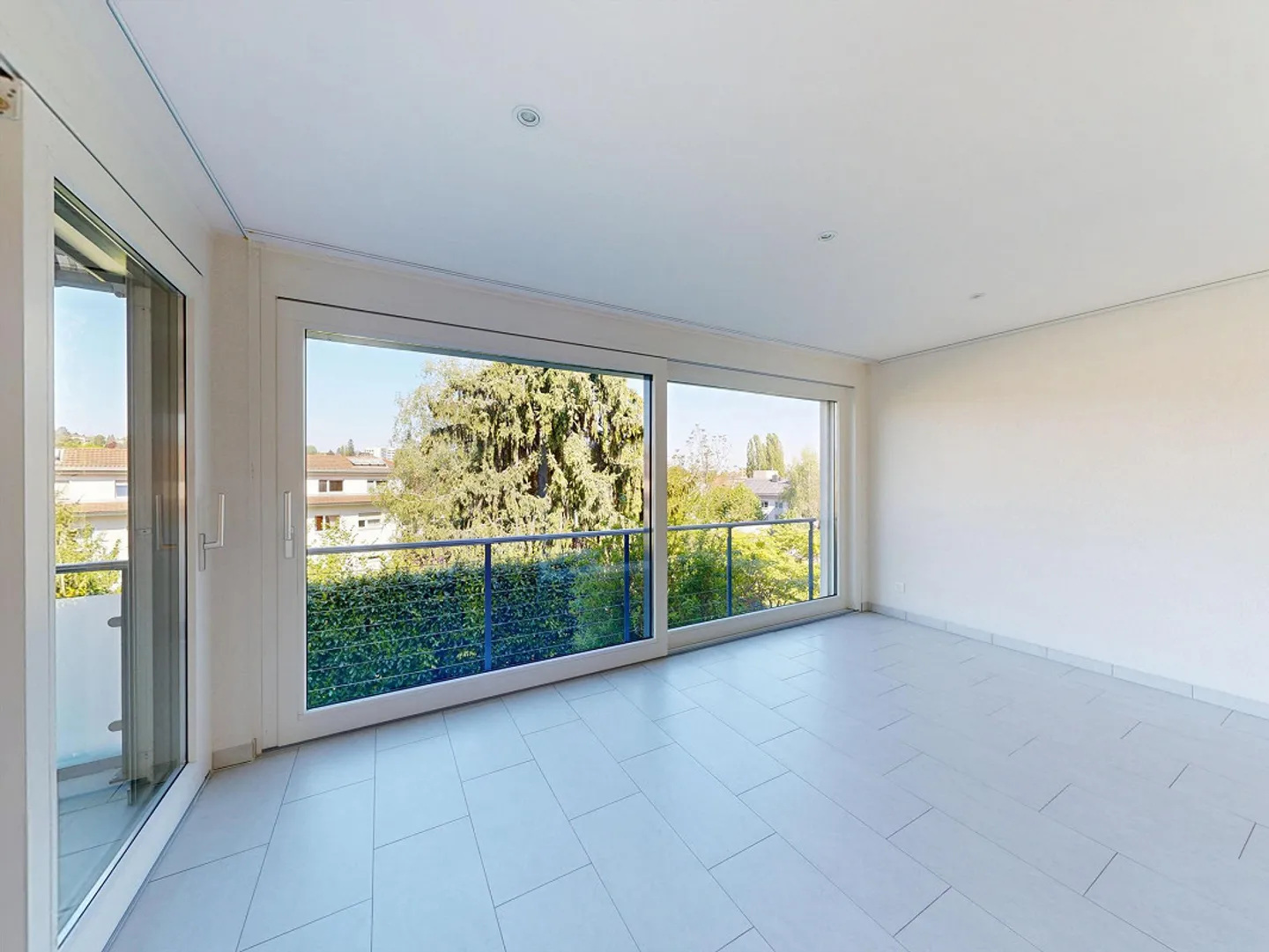 Appartement élégant de 4,5 pièces avec jardin d'hiver et vue panoramique sur la verdure - Photo 4 sur 12