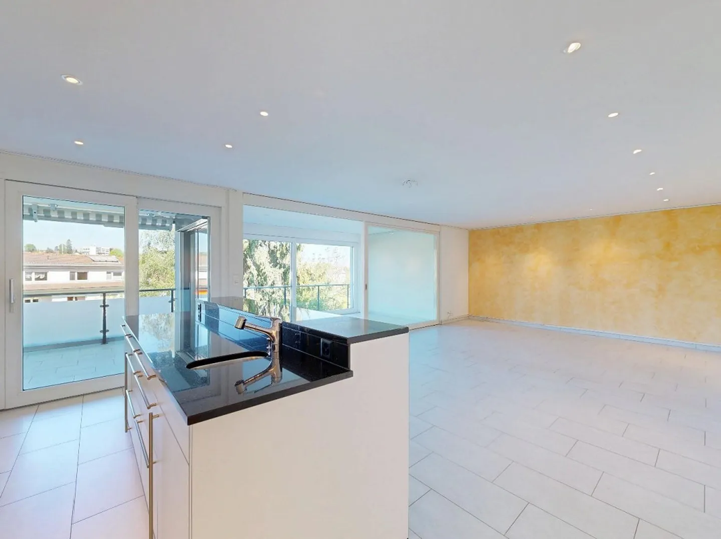 Appartement élégant de 4,5 pièces avec jardin d'hiver et vue panoramique sur la verdure - Photo 2 sur 12