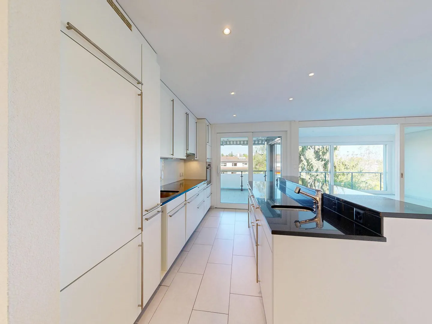 Appartement élégant de 4,5 pièces avec jardin d'hiver et vue panoramique sur la verdure - Photo 5 sur 12