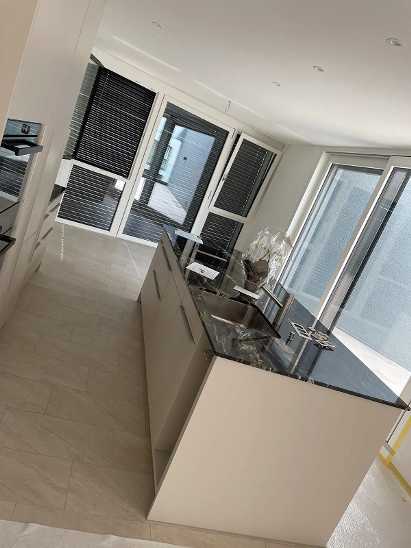 Bellissimo appartamento attico di 2,5 stanze a Nidau - Moderno, luminoso e con vista - Foto 2 di 10
