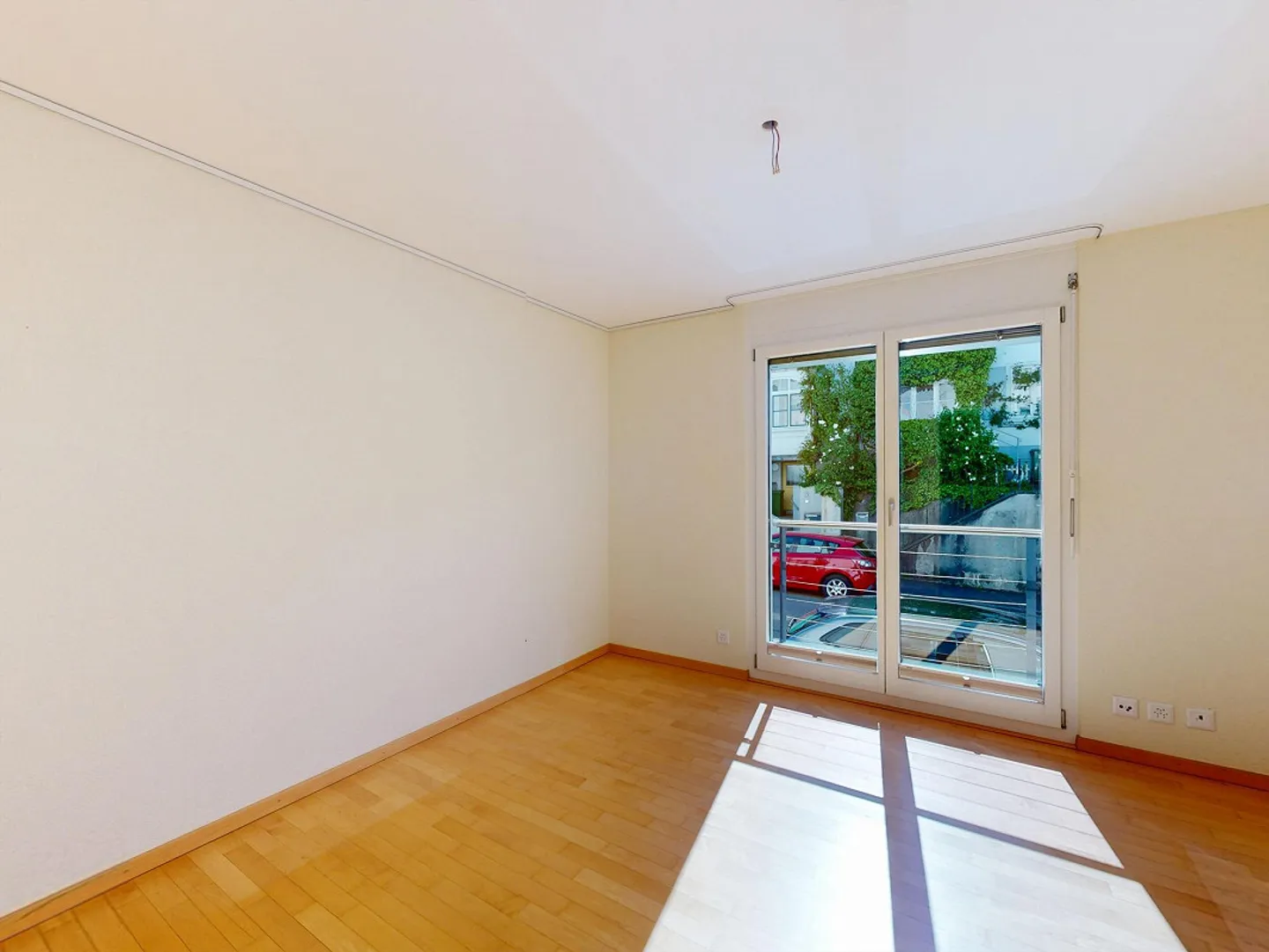 Appartement élégant de 4,5 pièces avec jardin d'hiver et vue panoramique sur la verdure - Photo 6 sur 12