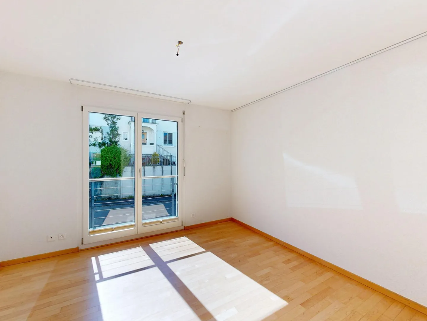 Appartement élégant de 4,5 pièces avec jardin d'hiver et vue panoramique sur la verdure - Photo 7 sur 12