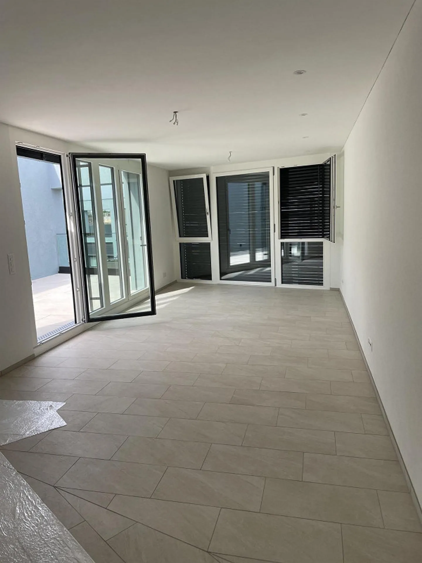 Bellissimo appartamento attico di 2,5 stanze a Nidau - Moderno, luminoso e con vista - Foto 3 di 10