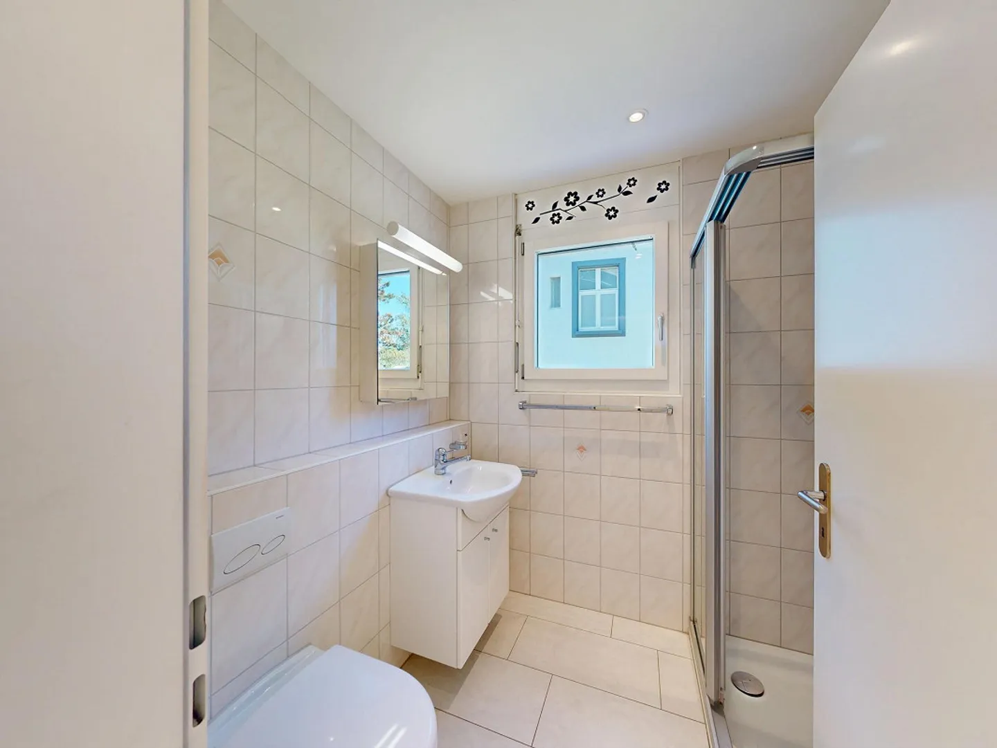 Appartement élégant de 4,5 pièces avec jardin d'hiver et vue panoramique sur la verdure - Photo 10 sur 12
