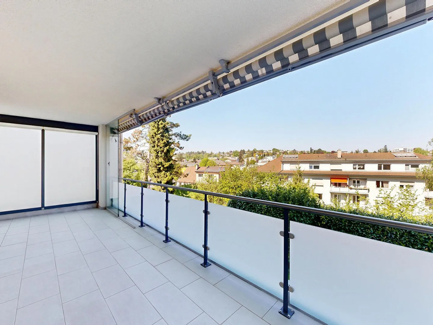 Appartement élégant de 4,5 pièces avec jardin d'hiver et vue panoramique sur la verdure - Photo 11 sur 12