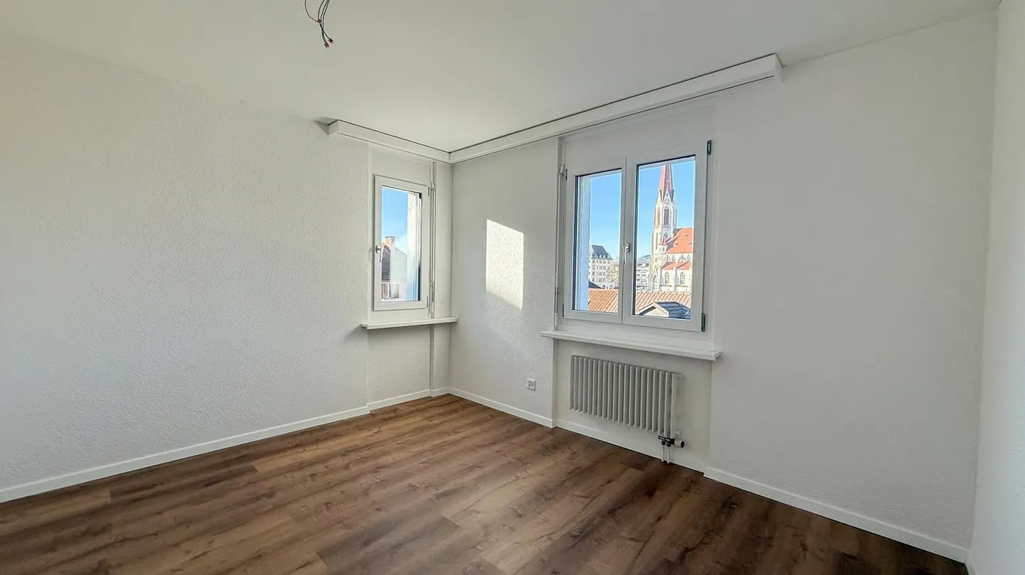 Appartamento cittadino luminoso di 3,5 stanze con balcone e vista sulla città - Foto 5 di 12