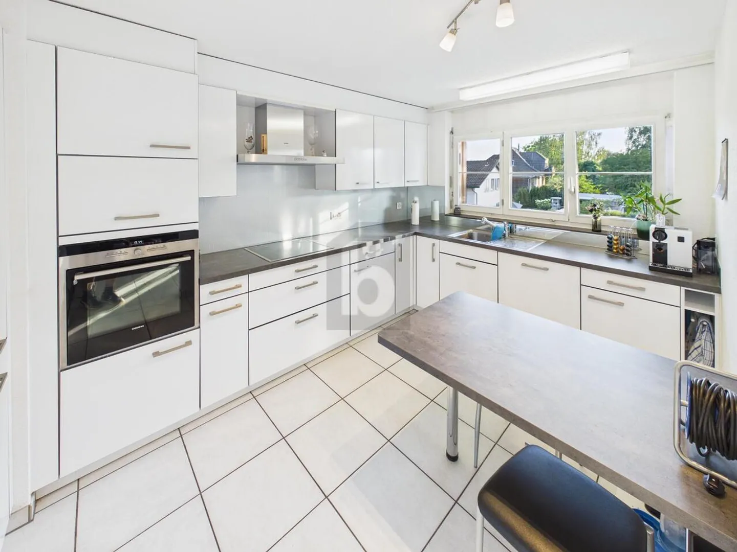 Modern Apartment with Balcony - Photo 2 of 6