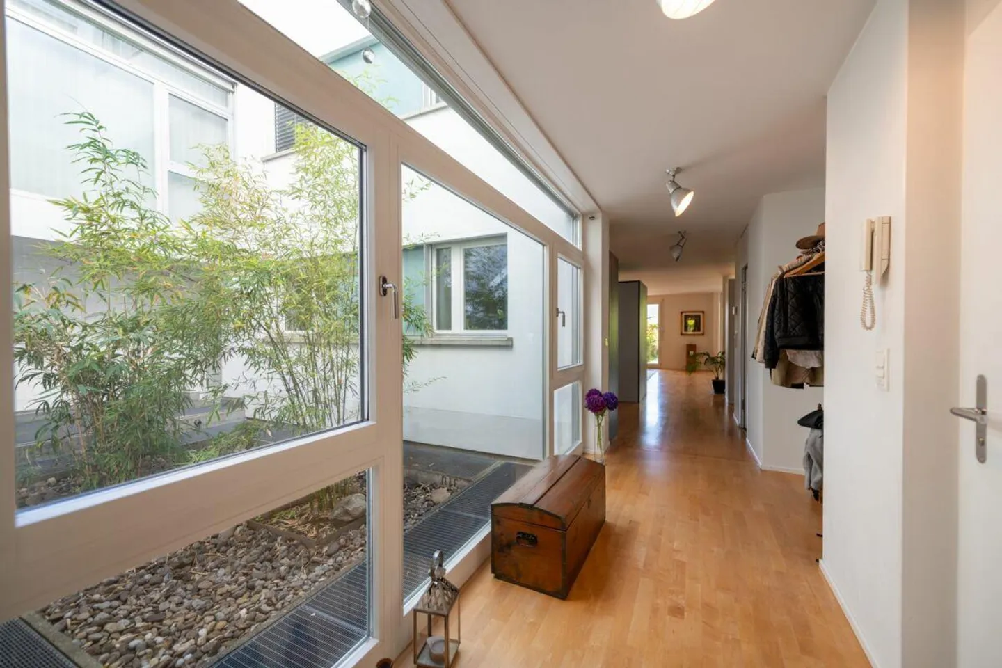 Moderne, lichtdurchflutete Parterrewohnung mit Ost- und Westgarten - Foto 9 von 24